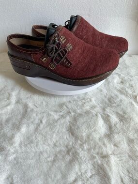 Born W52058 Women's Burgundy Wool & Leather Platform Clog - Size 8/39M
